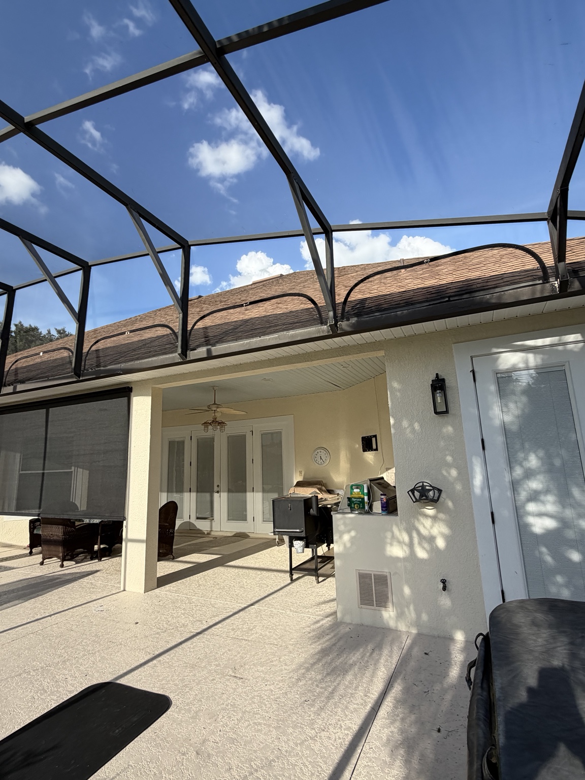 Zipper screens along the roof edge of an enclosure